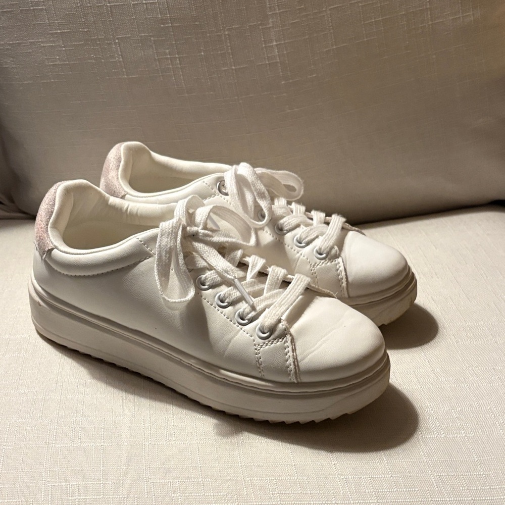 a new day White Platform Lace-Up Sz 6 Sneakers with Pale grey Heel Accent